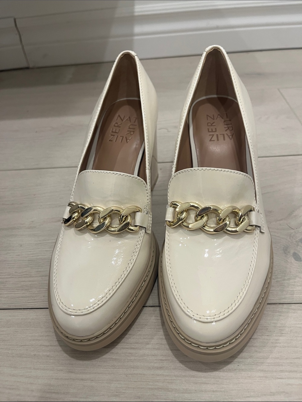 Naturalizer Women’s Cream Patent Loafers with Gold Chain Never Worn